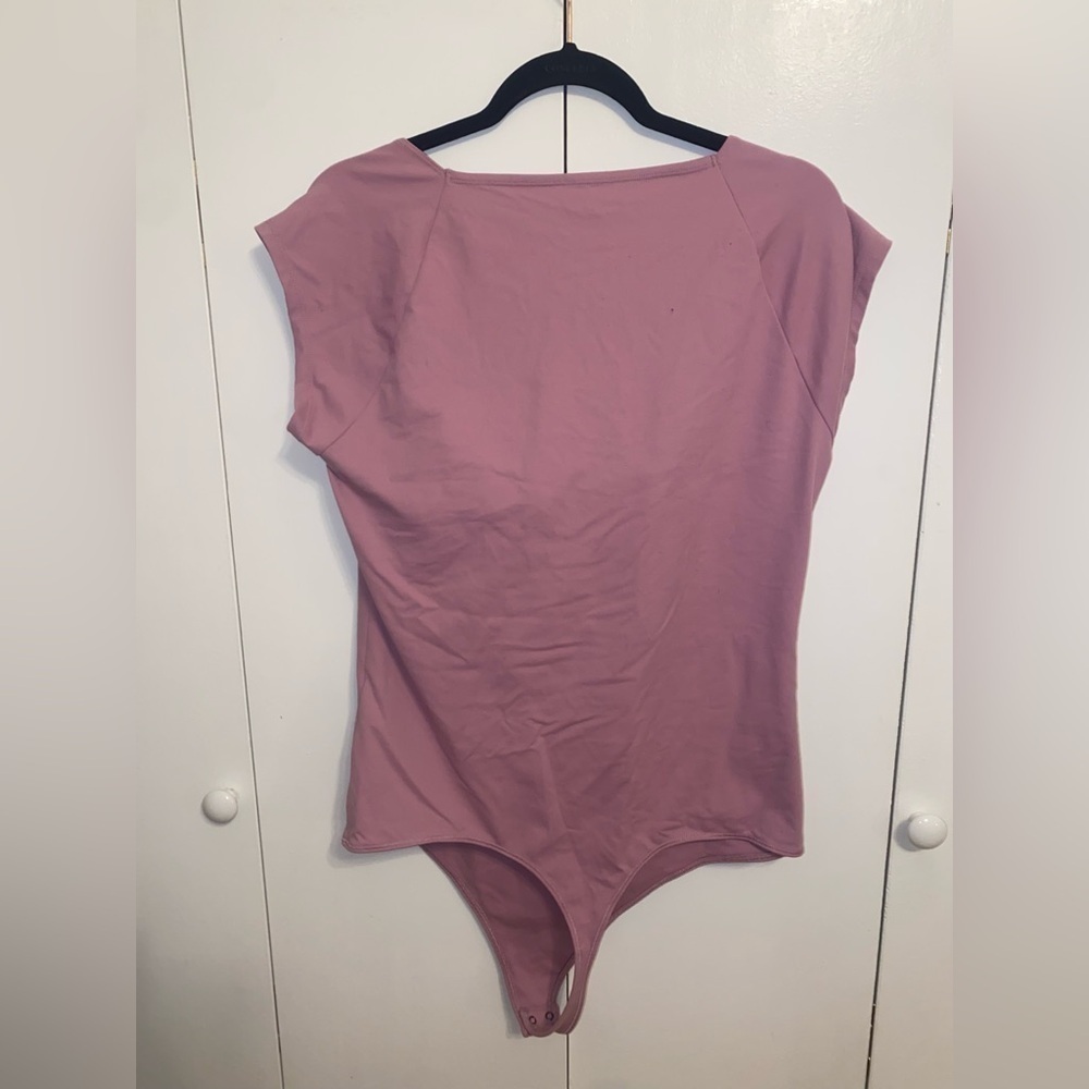 Abercrombie and Fitch Soft Matte Seamless Short-Sleeve Squareneck Bodysuit - Picture 4 of 7